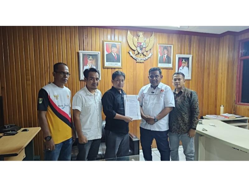 Ketua KONI Sumbar, Hamdanus serahkan SK Pengurus KONI Pesisir Selatan. (Foto: jiga/Humas KONI Sumbar)